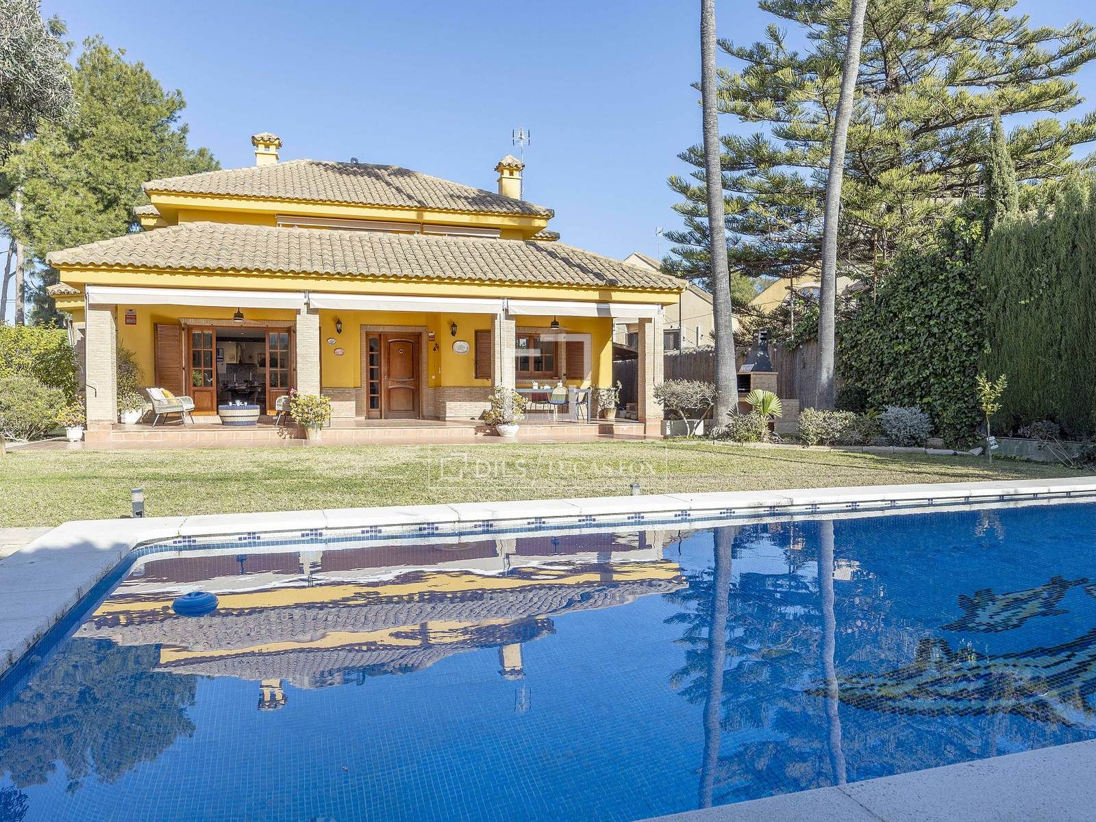 Vista exterior de Casa o xalet en venda en Paterna amb Aire condicionat, Calefacció i Jardí privat
