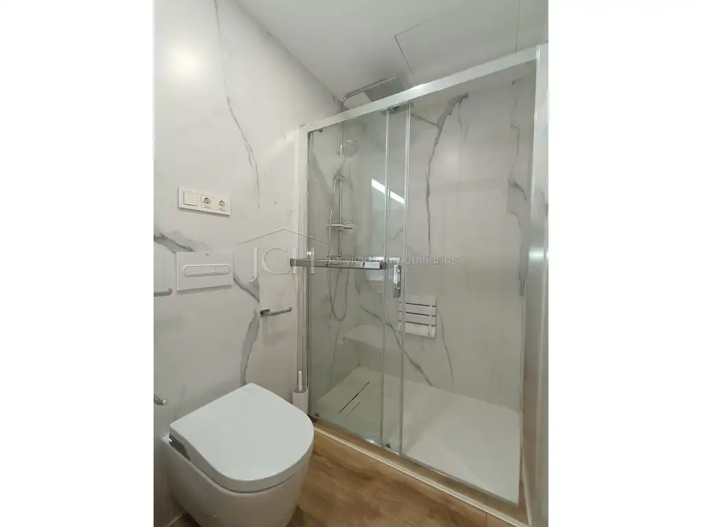Baño de Piso en venta en Fuengirola con Piscina, Horno y Lavadora