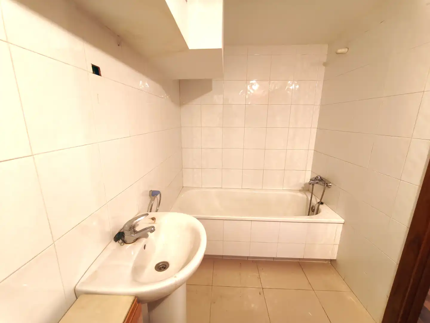 Badezimmer von Büro zum Verkauf in Girona mit Klimaanlage, Heizung und Terrasse