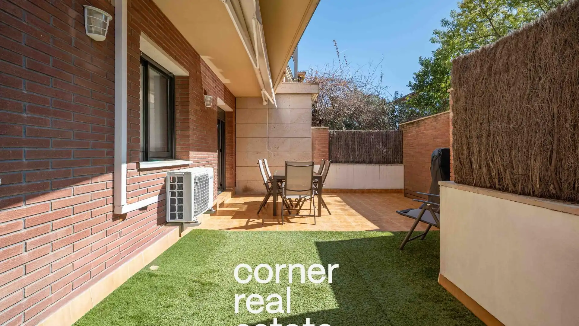 Vista exterior de Planta baixa en venda en Sant Cugat del Vallès amb Parquet, Terrassa i Traster