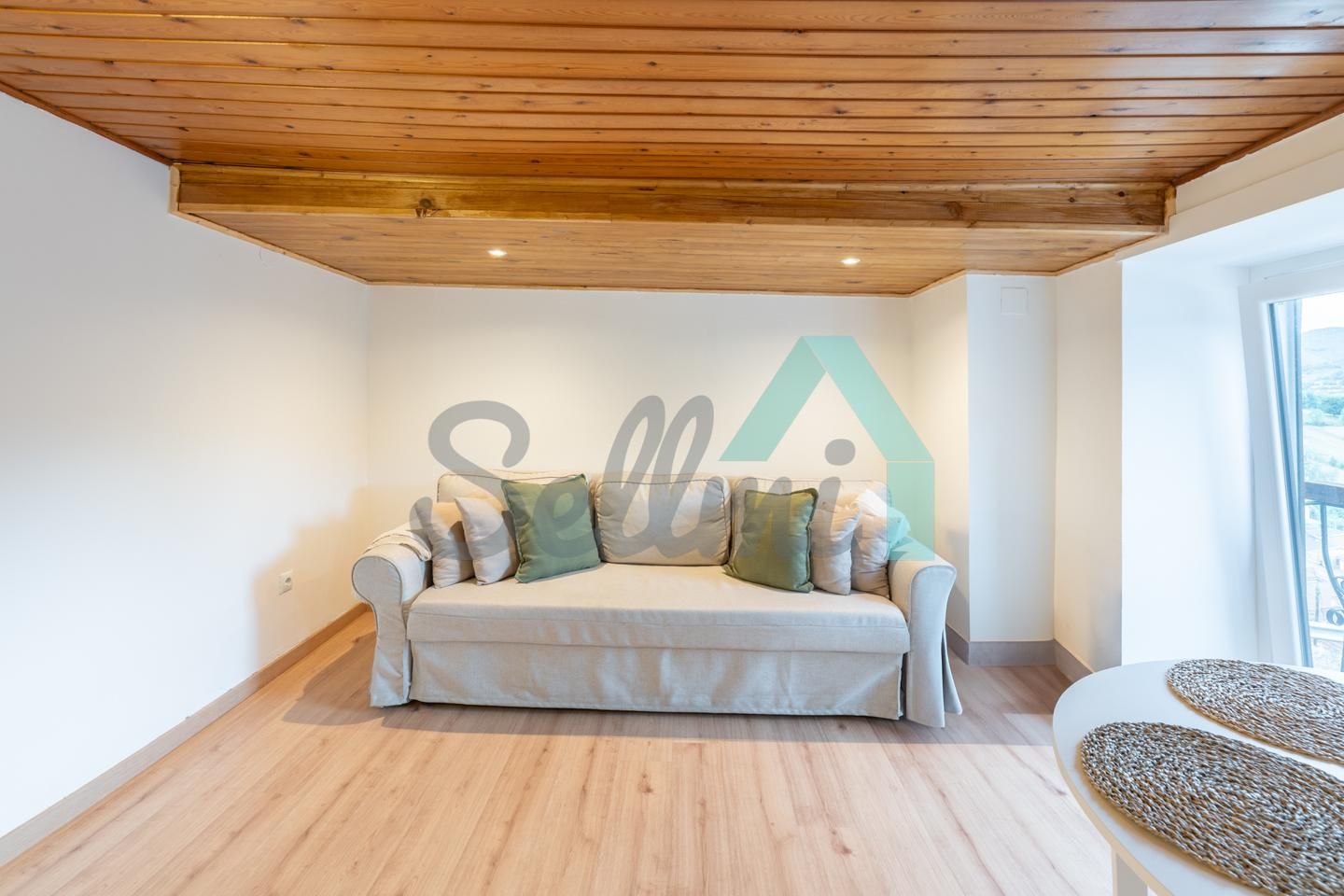 Sala d'estar de Casa adosada en venda en Lena amb Calefacció, Parquet i Balcó