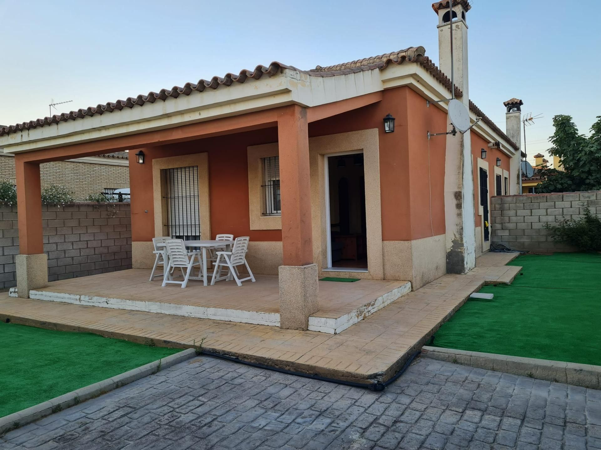 Vista exterior de Casa o xalet en venda en El Puerto de Santa María amb Jardí privat