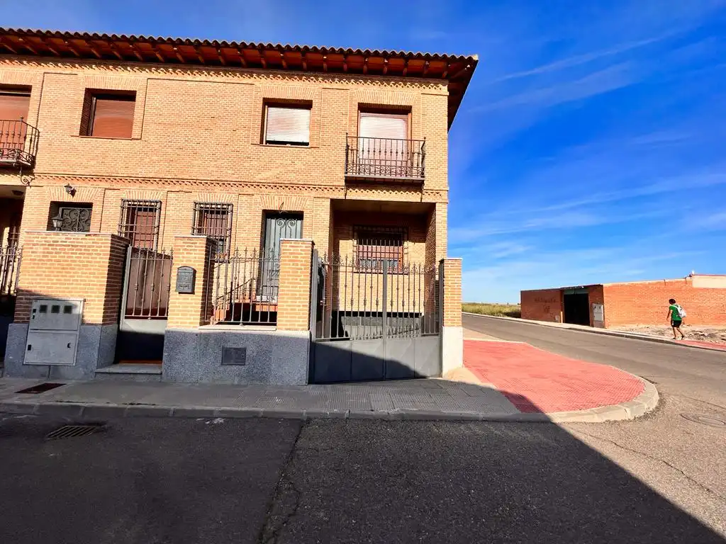 Vista exterior de Casa o xalet en venda en Fuensalida amb Traster i Balcó