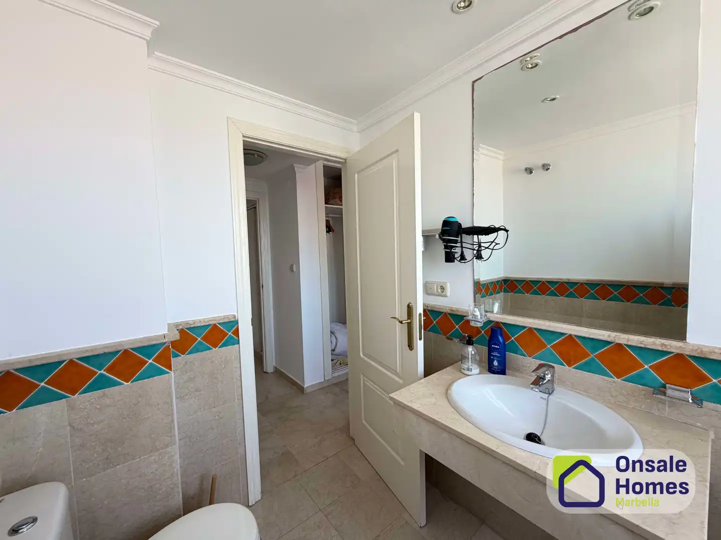Badezimmer von Wohnungen zur Miete in Marbella mit Klimaanlage, Terrasse und Möbliert