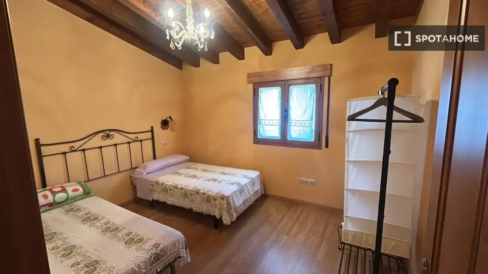 Schlafzimmer von Wohnung zur Miete in Nieva mit Klimaanlage, Heizung und Möbliert