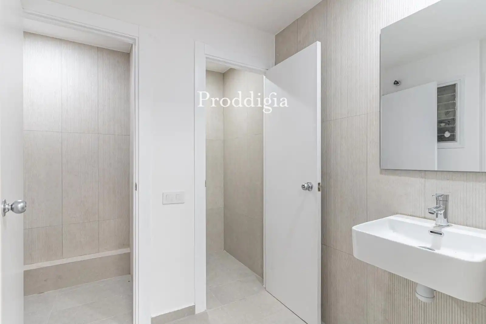 Bathroom of Office for rent in Barcelona  with Air Conditioner, Heating and Alarm
