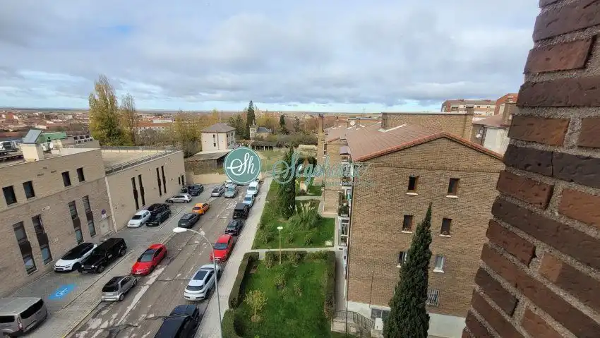 Vista exterior de Piso en venta en Segovia con Calefacción, Parquet y Terraza