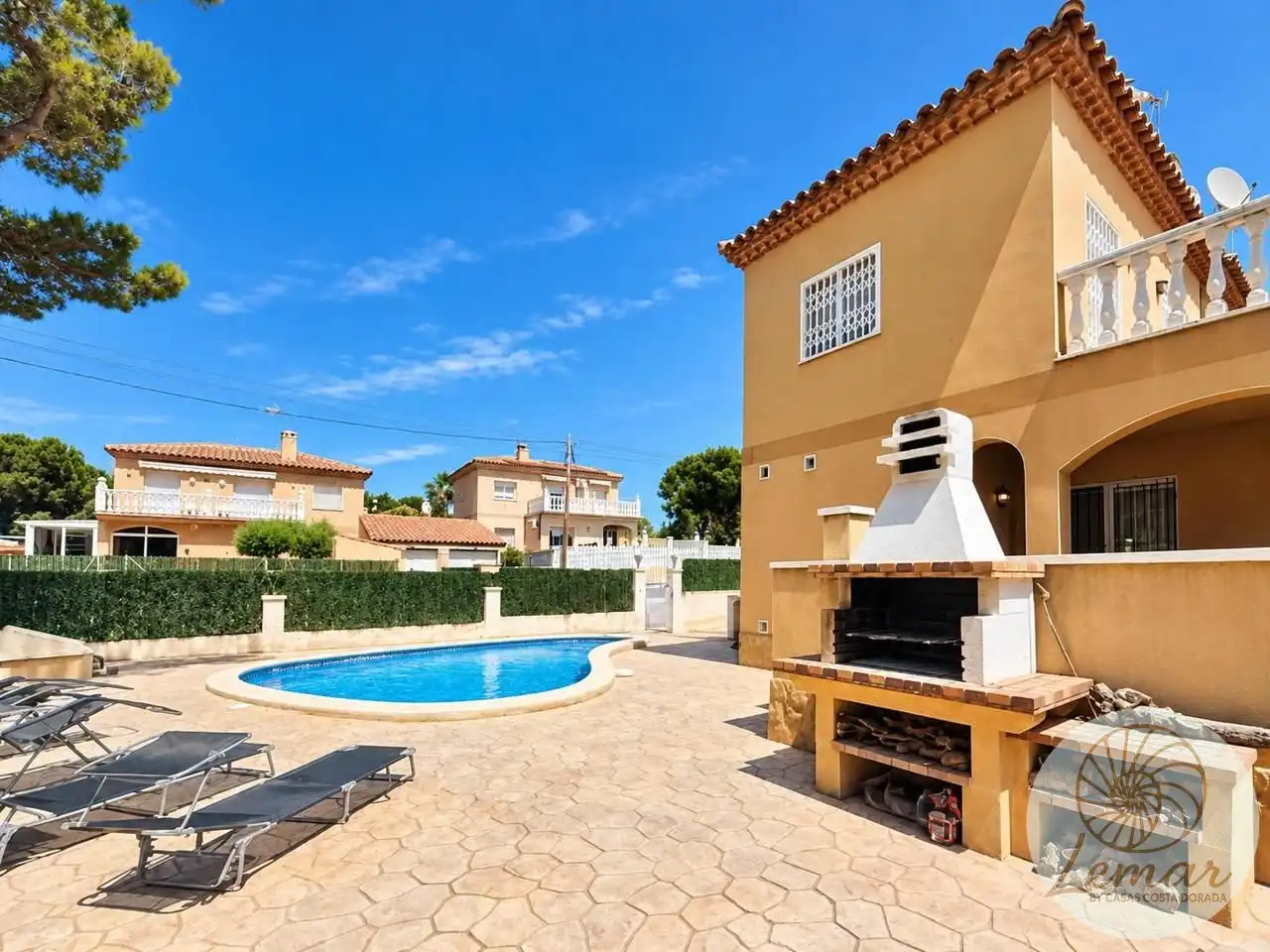Vista exterior de Casa o xalet en venda en L'Ametlla de Mar  amb Aire condicionat, Jardí privat i Terrassa