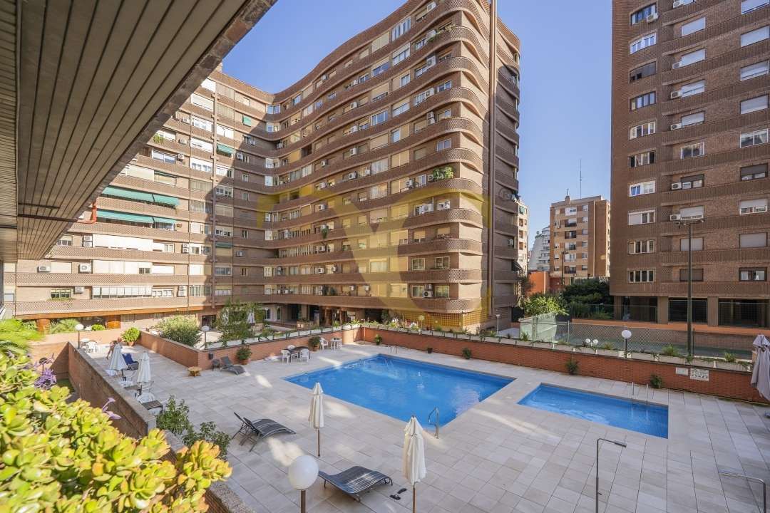 Swimming pool of Flat to rent in  Madrid Capital  with Air Conditioner, Heating and Private garden