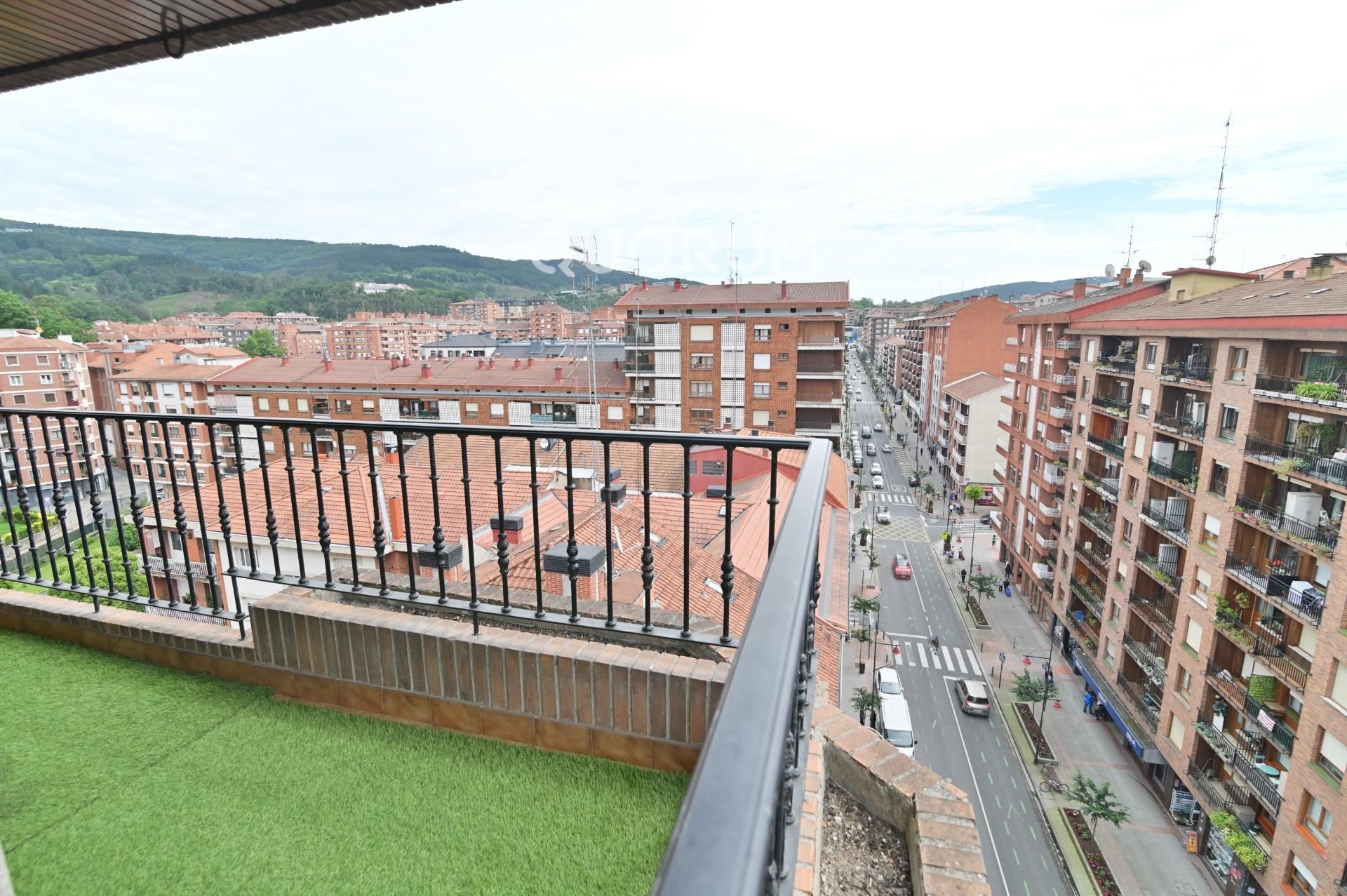 Vista exterior de Pis en venda en Galdakao amb Calefacció, Terrassa i Traster