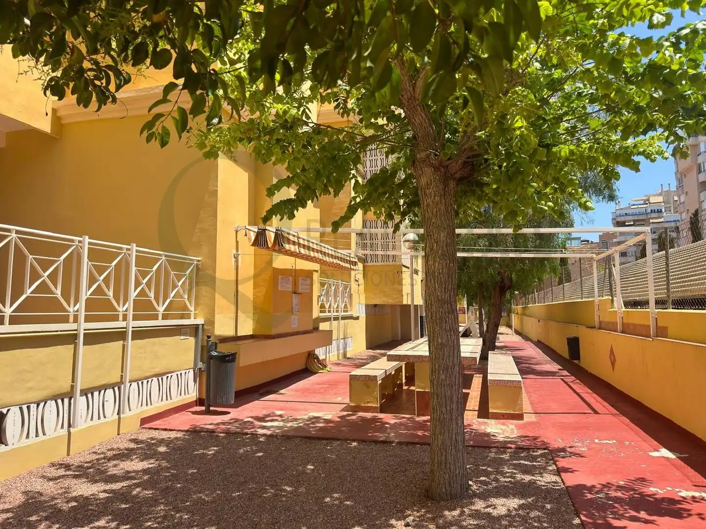 Außenansicht von Erdgeschoss zum Verkauf in Alicante / Alacant mit Klimaanlage, Heizung und Privatgarten