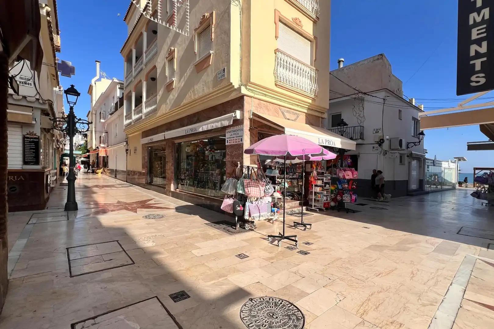 Piso en venta en Calle CIUDAD DE PORCUNA, La Carihuela - Los Nidos