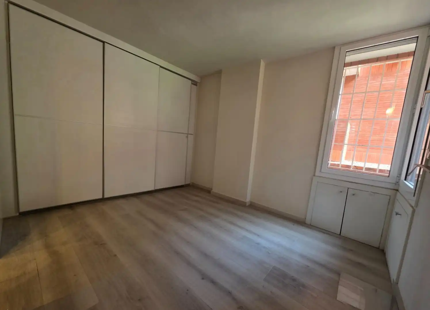 Schlafzimmer von Erdgeschoss zum Verkauf in Barcelona mit Parkett