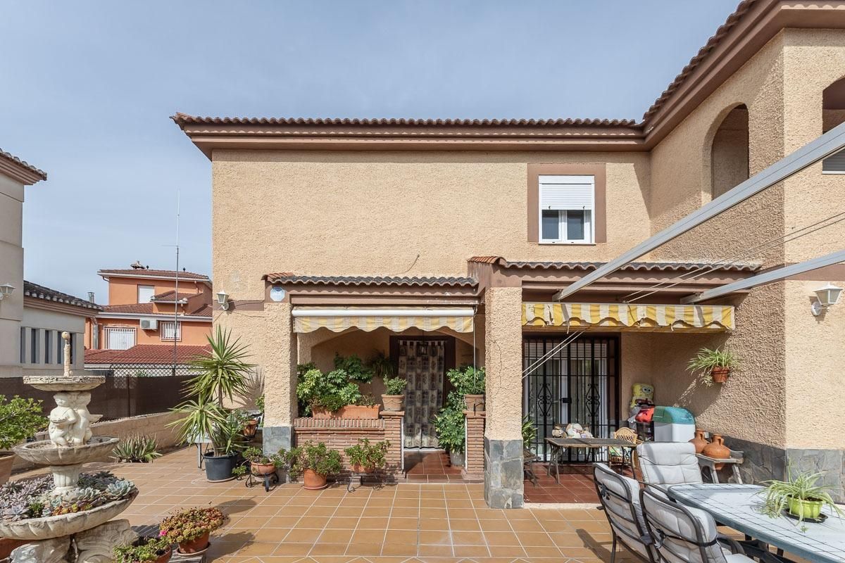 Vista exterior de Casa o chalet en venta en Villa de Otura con Aire acondicionado, Calefacción y Jardín privado