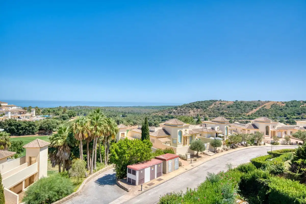 Vista exterior de Dúplex en venda en Sotogrande amb Aire condicionat, Terrassa i Traster