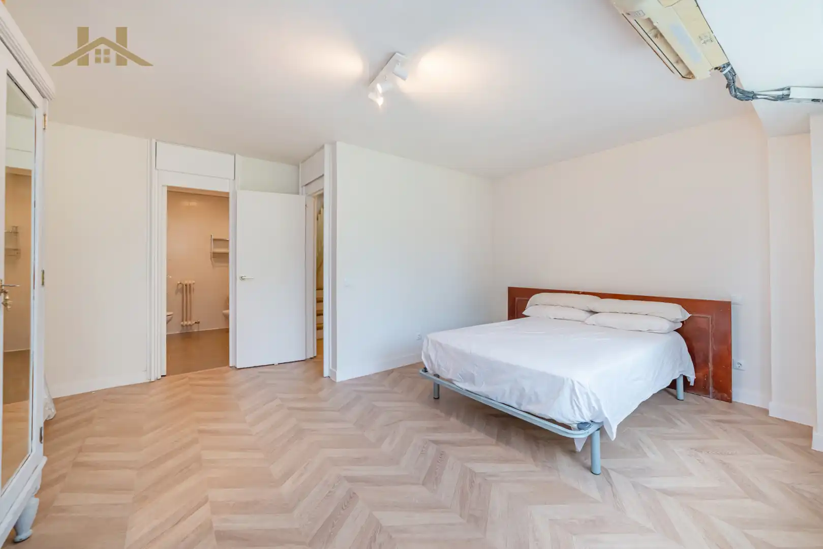 Habitación de Casa adosada en venta en Las Rozas de Madrid con Aire acondicionado, Calefacción y Jardín privado
