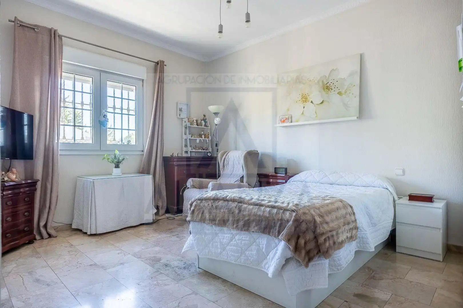 Bedroom of Houses for sale in Valencina de la Concepción  with Air Conditioner, Private garden and Community pool