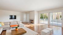 Living room of Single-family semi-detached for sale in  Madrid Capital  with Air Conditioner and Community pool