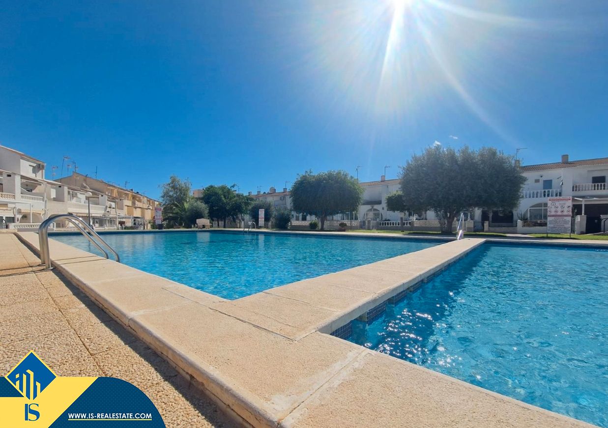 Piscina de Casa adosada en venda en Torrevieja amb Aire condicionat, Calefacció i Terrassa