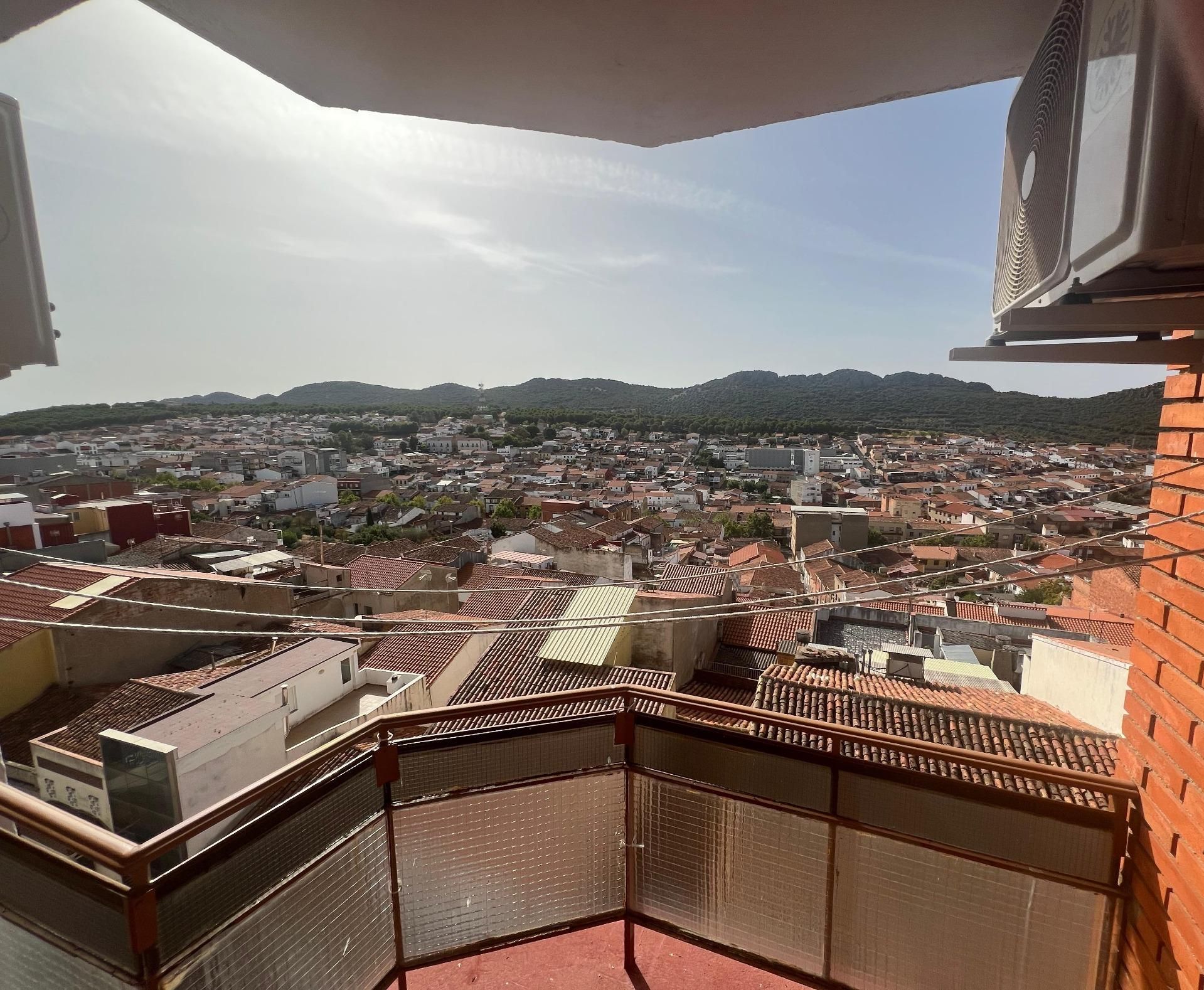 Vista exterior de Apartament en venda en Almadén amb Aire condicionat, Terrassa i Balcó