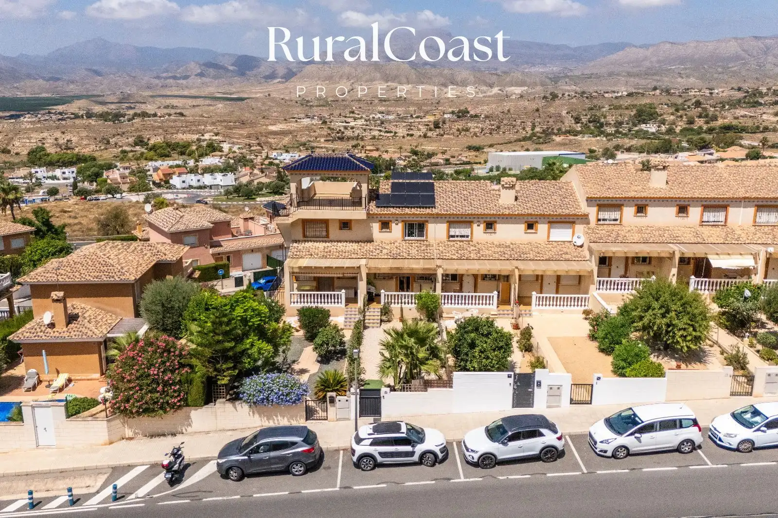 Vista exterior de Casa adosada en venda en Busot amb Jardí privat, Piscina i Piscina comunitària
