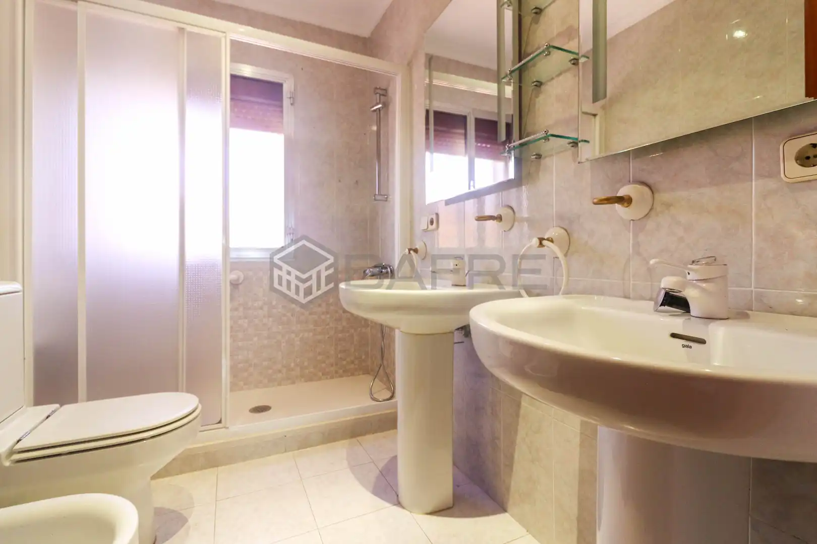Bathroom of Flat for sale in Madrid  with Air Conditioner, Heating and Private garden