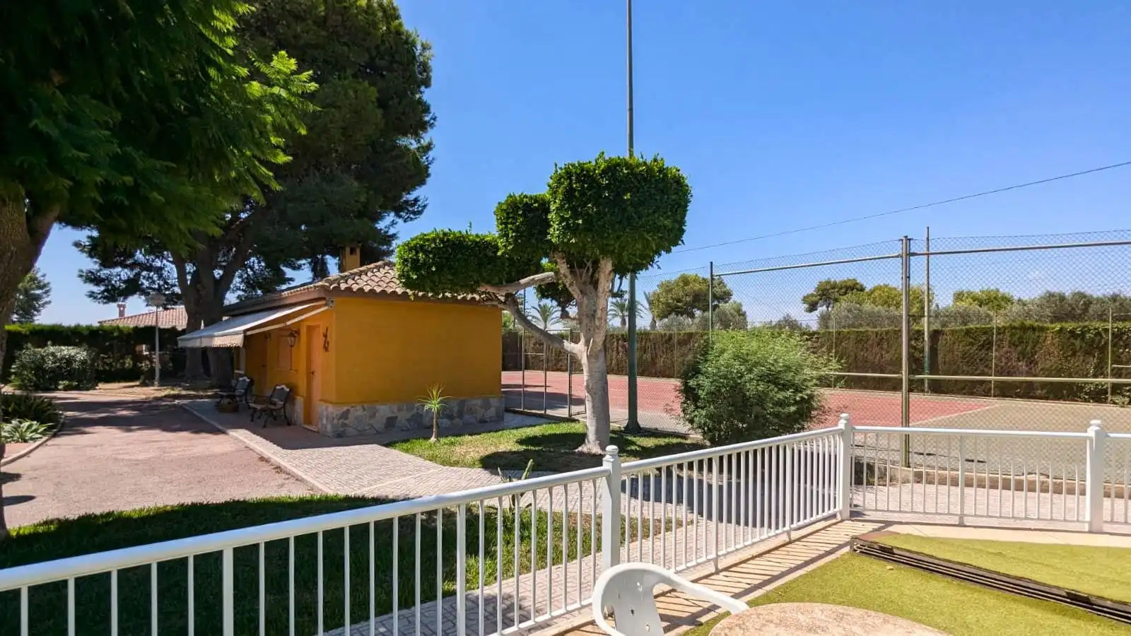Vista exterior de Casa o xalet en venda en Elche / Elx amb Terrassa, Traster i Piscina