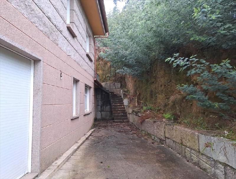 Vista exterior de Casa o xalet en venda en O Porriño   amb Jardí privat