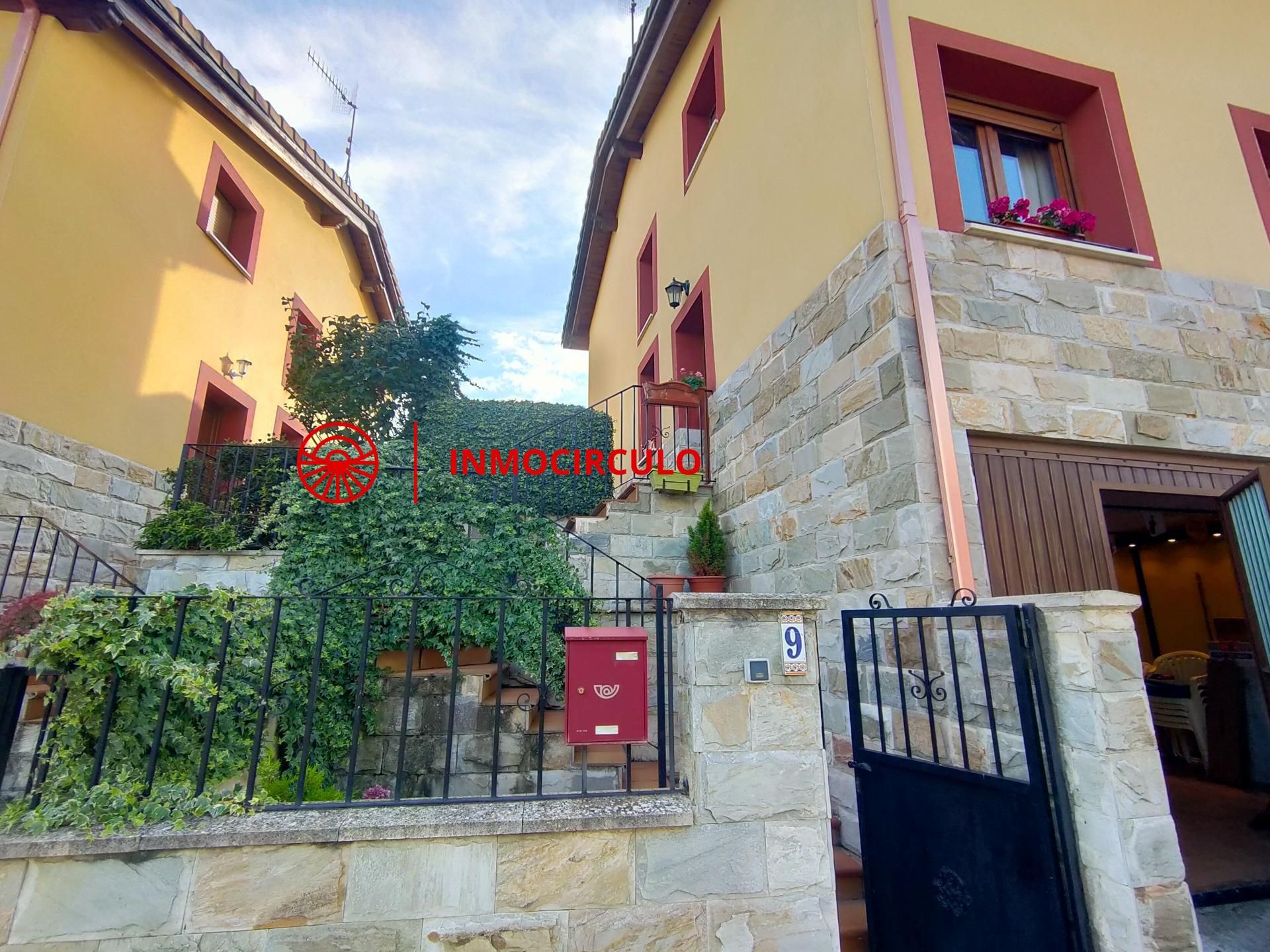 Vista exterior de Casa adosada en venda en Valle de Santibáñez amb Calefacció, Jardí privat i Terrassa