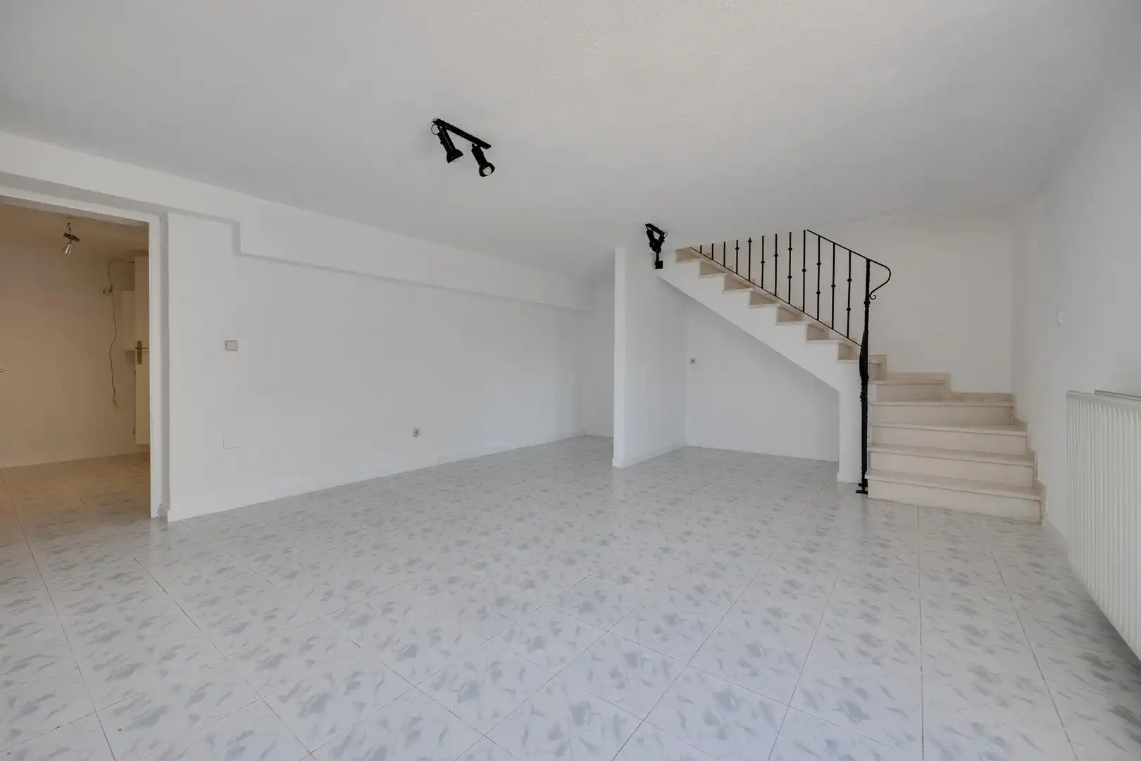 Casa aparellada amb terrassa en venda a Zona Carrefour - Urbanizaciones, imagen 22
