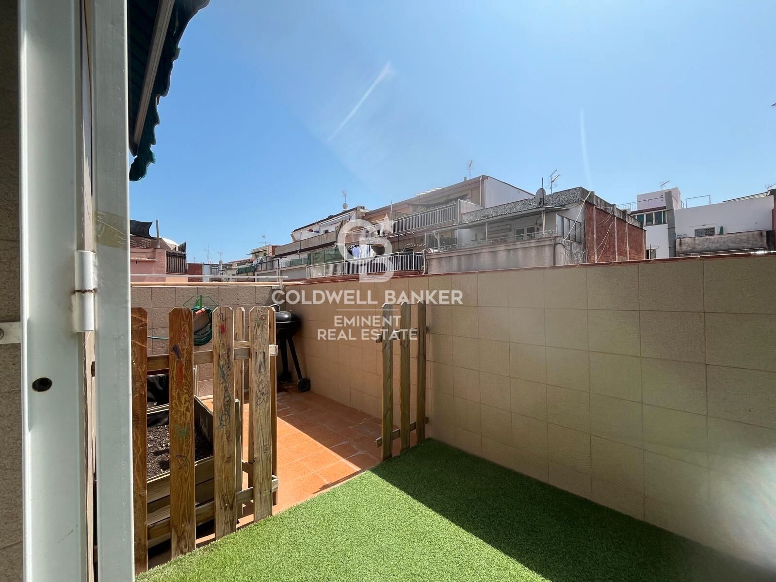 Exterior view of Attic for sale in L'Hospitalet de Llobregat  with Air Conditioner, Parquet flooring and Terrace