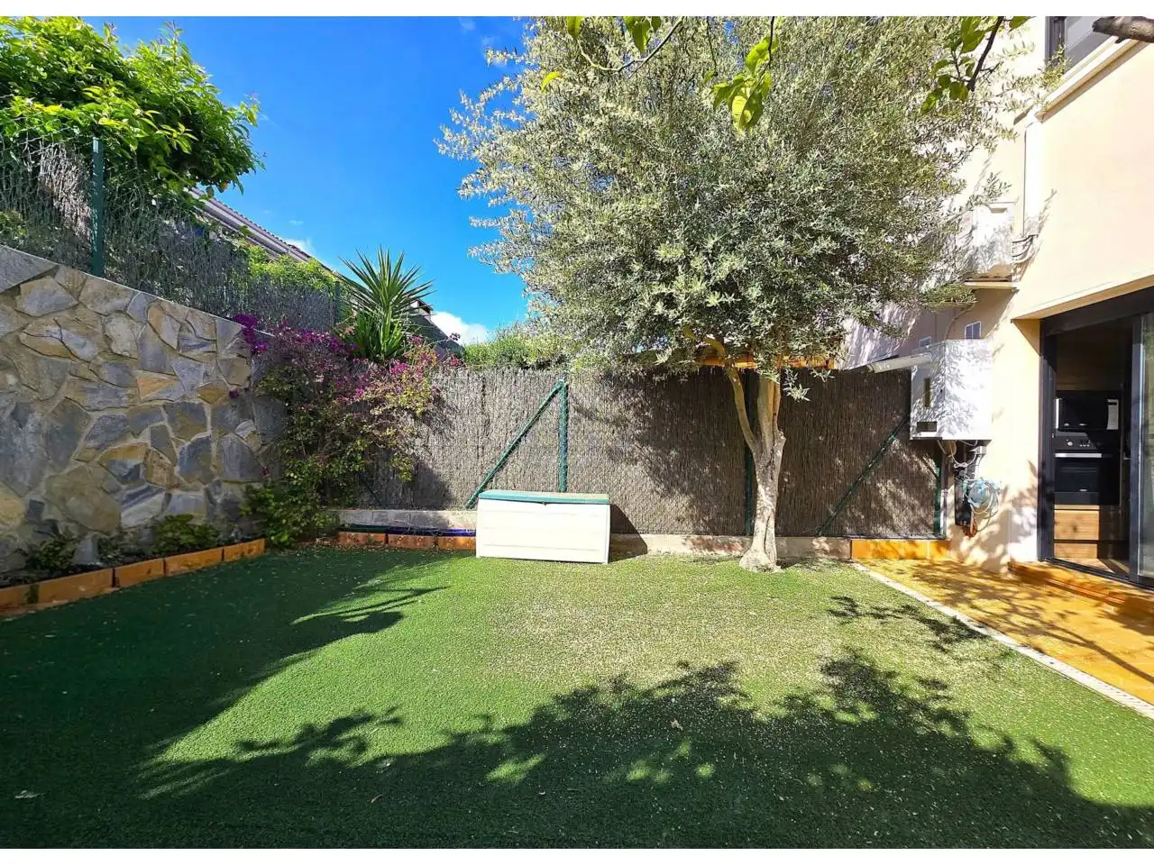 Jardín de Casa adosada en venta en Vilanova i la Geltrú con Aire acondicionado, Calefacción y Jardín privado