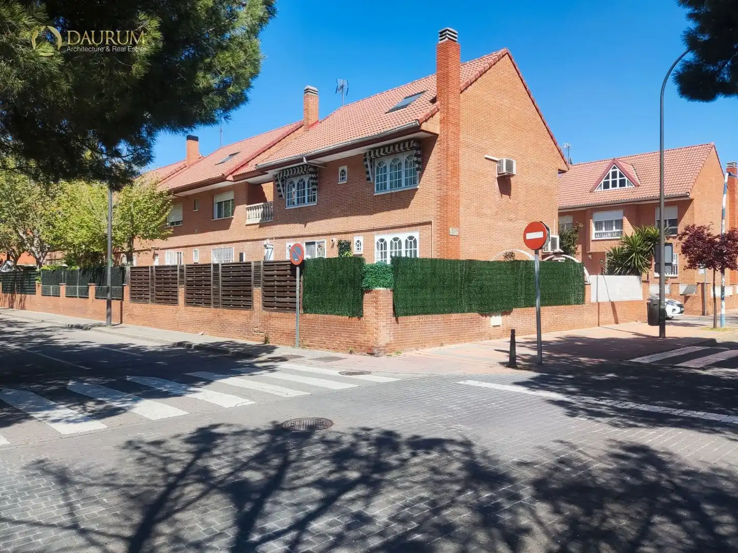 Vista exterior de Casa adosada en venda en Getafe amb Aire condicionat, Traster i Piscina