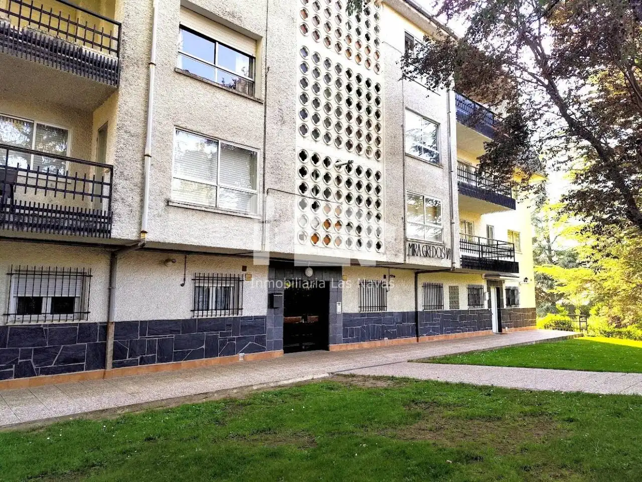 Vista exterior de Pis en venda en Las Navas del Marqués  amb Parquet, Terrassa i Traster