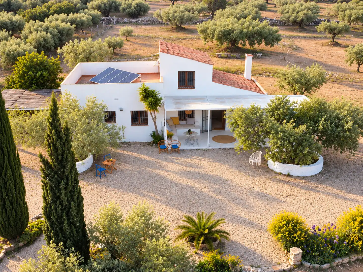 Casa rústica amb jardí en venda a Carrer Ponent