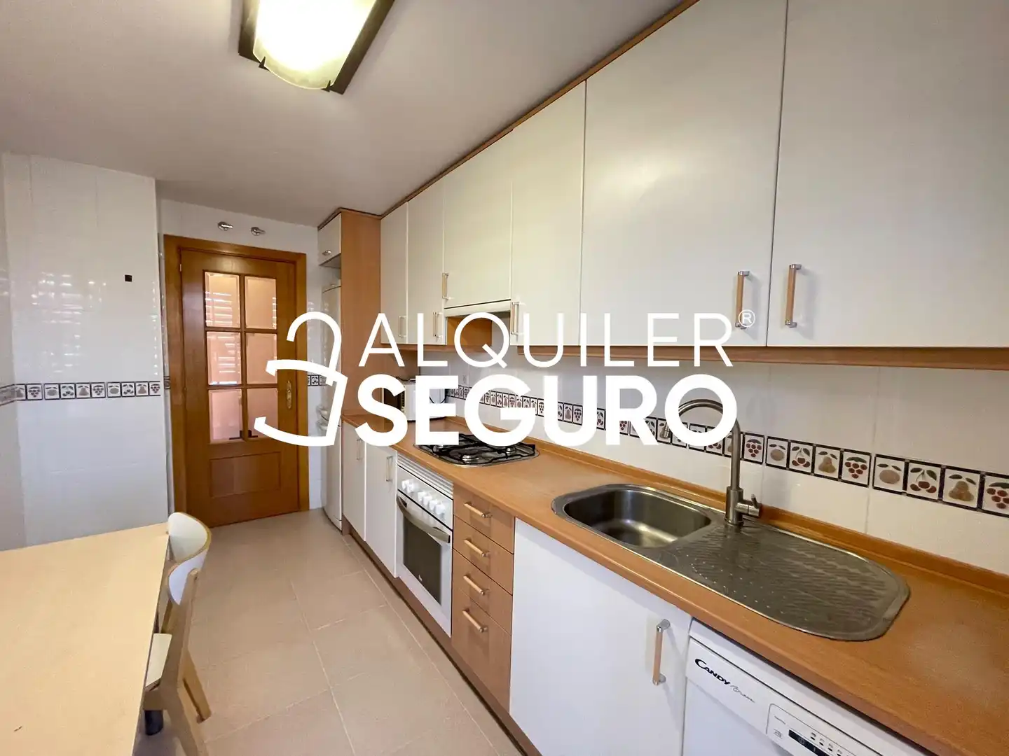 Cuina de Àtic de lloguer en Madrid amb Calefacció, Terrassa i Piscina