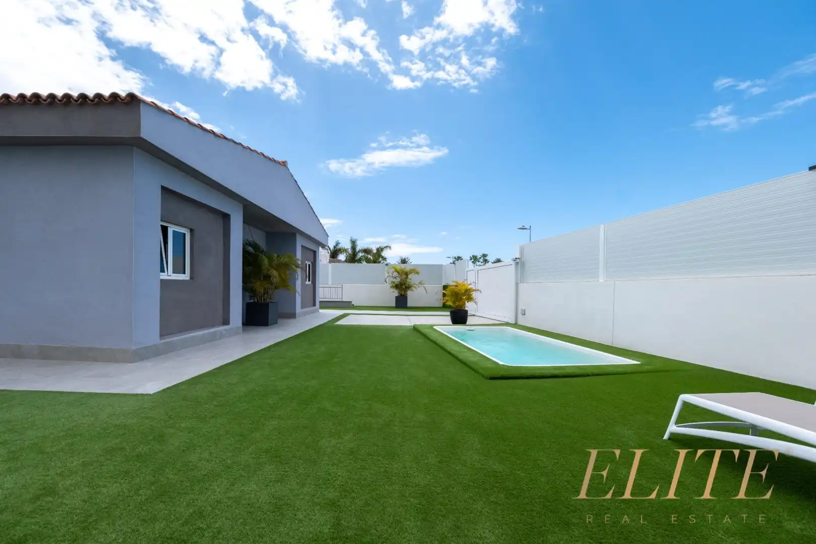 Exterior view of Detached homes for sale in San Bartolomé de Tirajana  with Air Conditioner, Private garden and Terrace