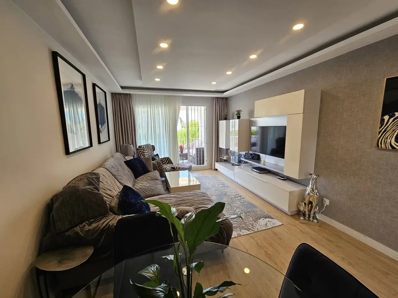 Sala d'estar de Apartament en venda en Estepona amb Aire condicionat, Terrassa i Piscina