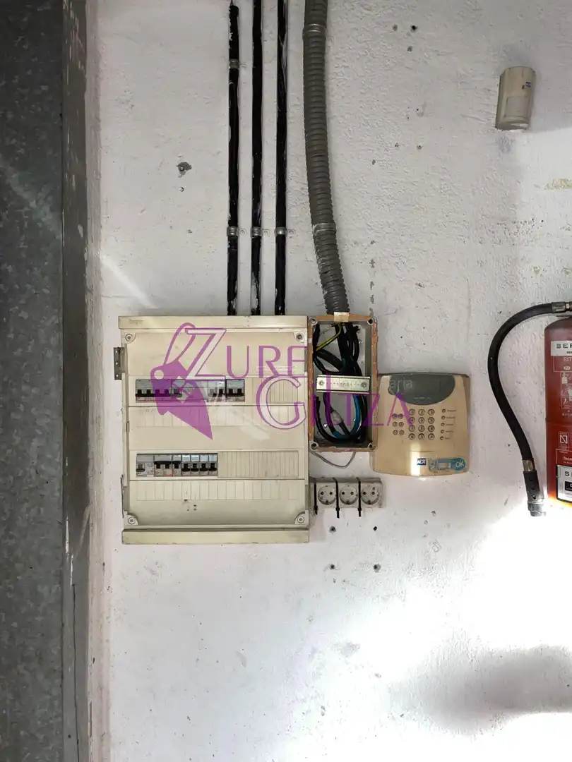Außenansicht von Fabrikhallen zur Miete in Arrigorriaga, Bizkaia