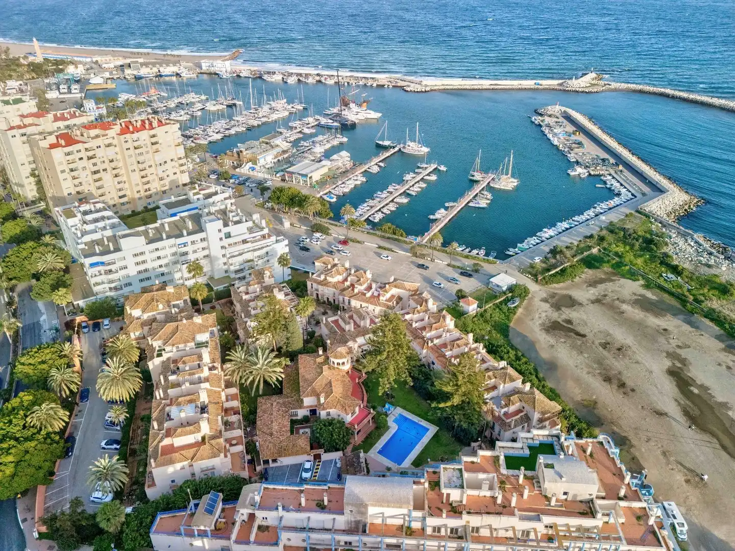 Außenansicht von Maisonette zum Verkauf in Estepona mit Klimaanlage und Gemeinschaftspool