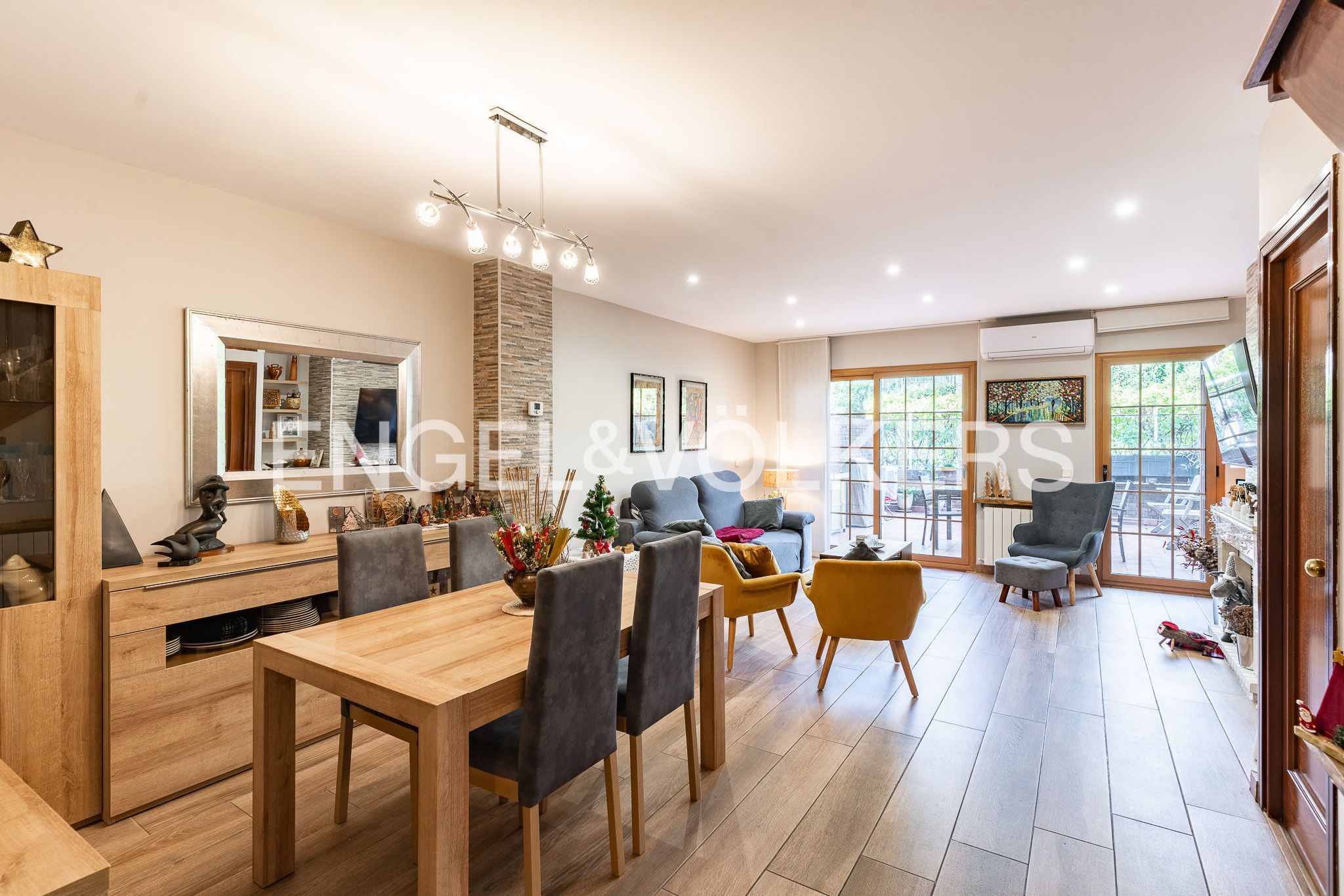 Menjador de Casa o xalet en venda en Badalona amb Aire condicionat, Calefacció i Jardí privat