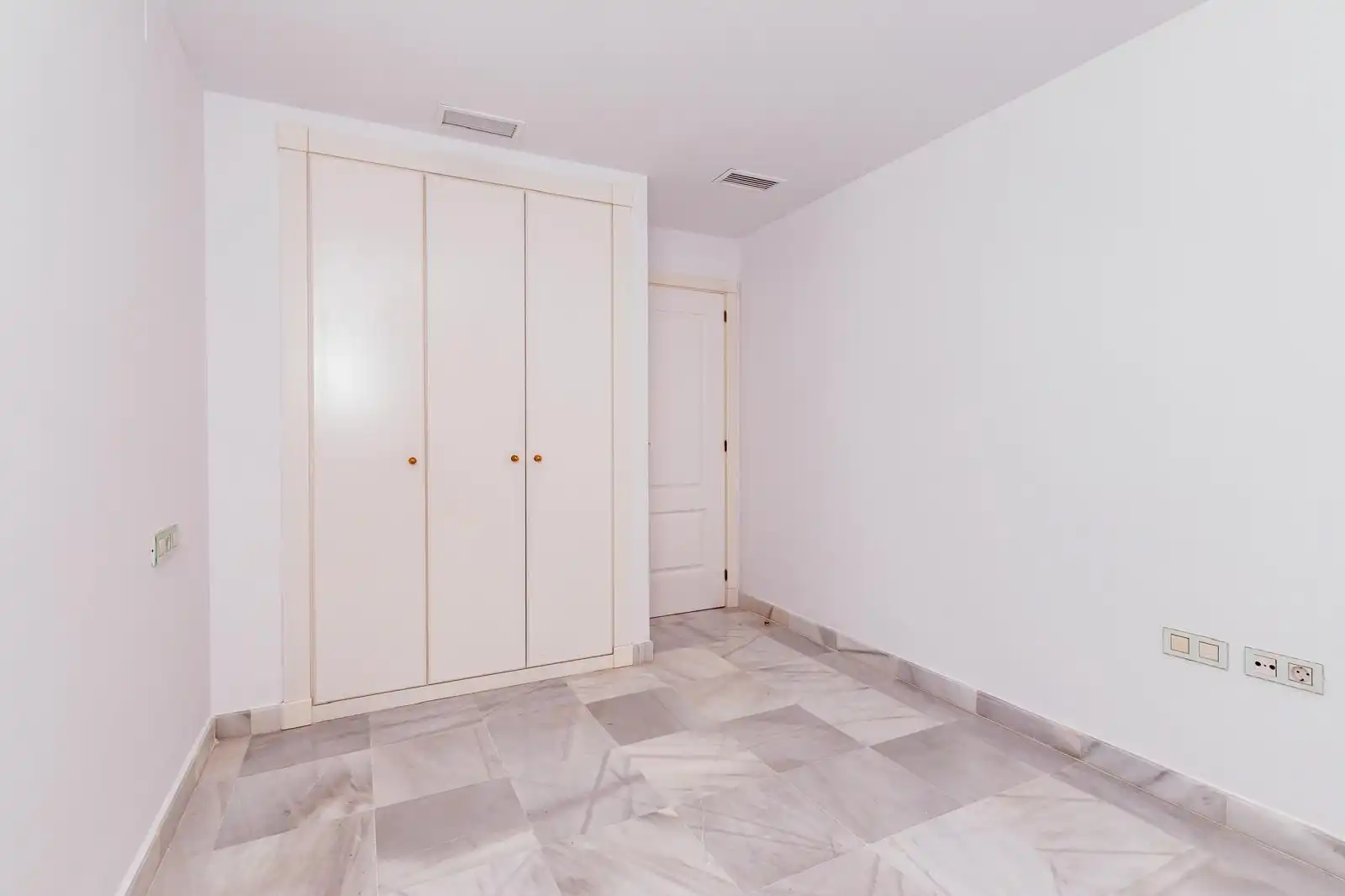 Habitación de Piso en venta en Estepona con Aire acondicionado, Terraza y Trastero