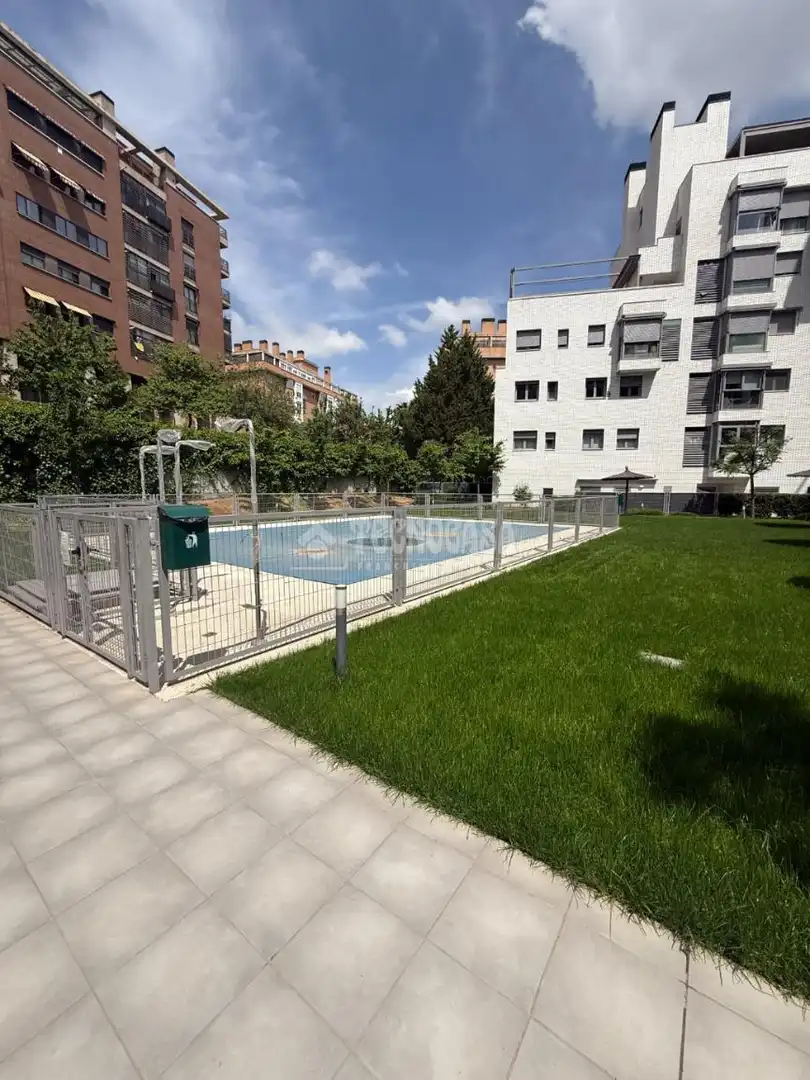 Piscina de Pis en venda en Madrid amb Aire condicionat i Terrassa