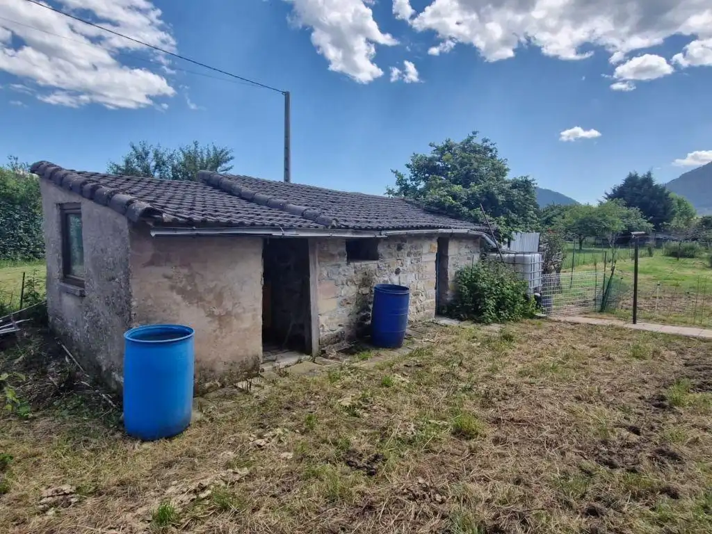 Vista exterior de Casa o xalet en venda en Los Corrales de Buelna  amb Calefacció, Jardí privat i Traster