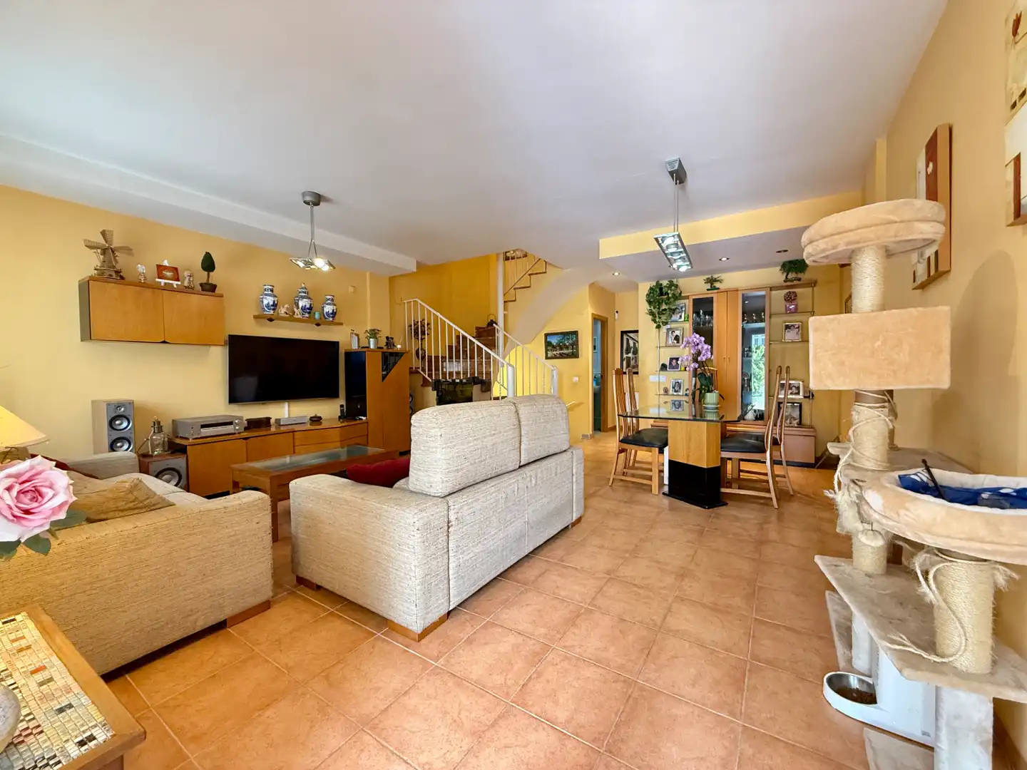 Wohnzimmer von Einfamilien-Reihenhaus zum Verkauf in San Antonio de Benagéber mit Klimaanlage, Heizung und Privatgarten