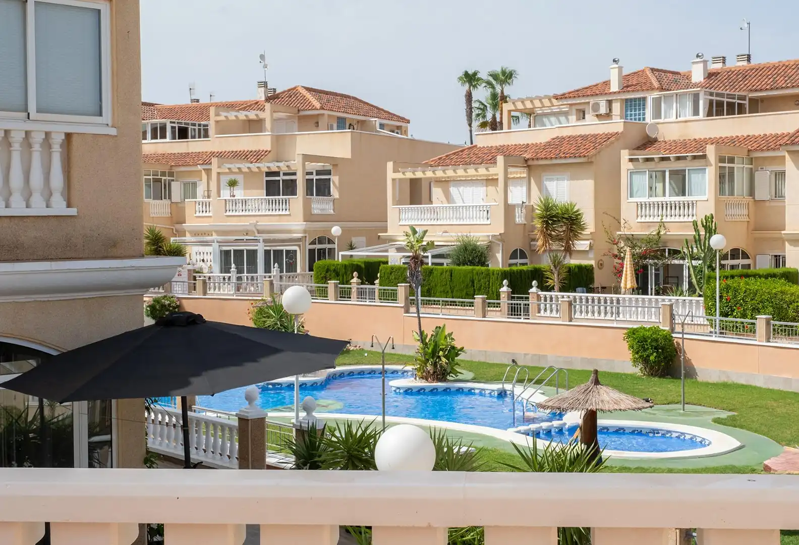 Vista exterior de Casa adosada en venda en Orihuela amb Aire condicionat, Calefacció i Jardí privat