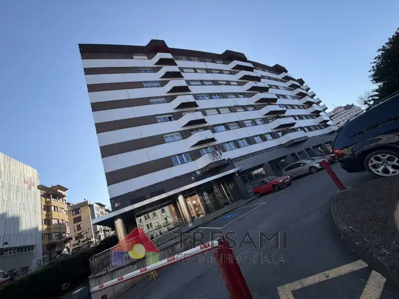 Außenansicht von Garage zum Verkauf in Oviedo 