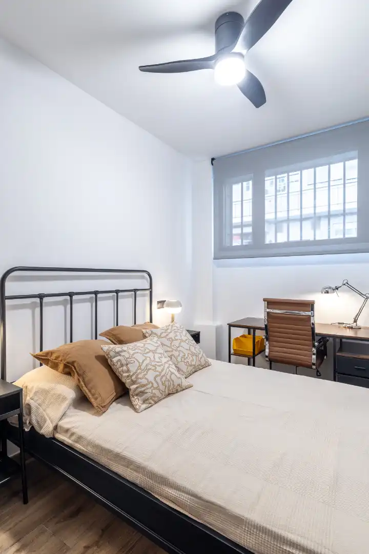 Dormitori de Apartament de lloguer en Madrid amb Aire condicionat, Calefacció i Moblat
