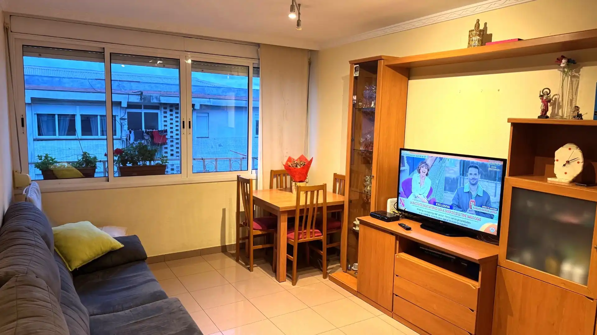 Living room of Flat for sale in Cornellà de Llobregat  with Air Conditioner, Furnished and Oven