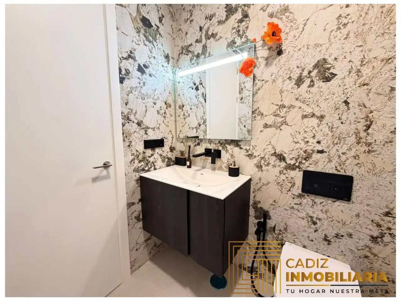 Bathroom of Flat for sale in Cádiz  with Air Conditioner and Furnished